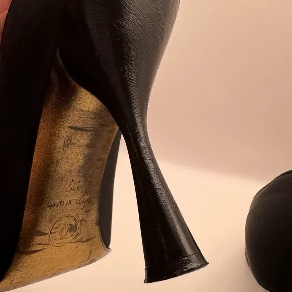 CHANEL Black Crepe Satin Pointed ToePumps- Size 37