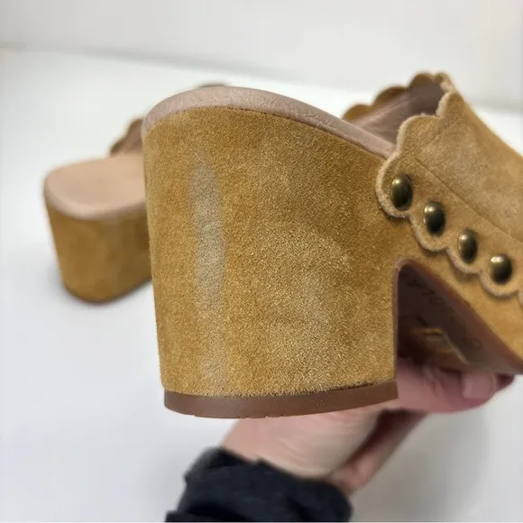 Chocolat Blu Gemini Scalloped Studded Tan Suede Heeled Clogs Size 6