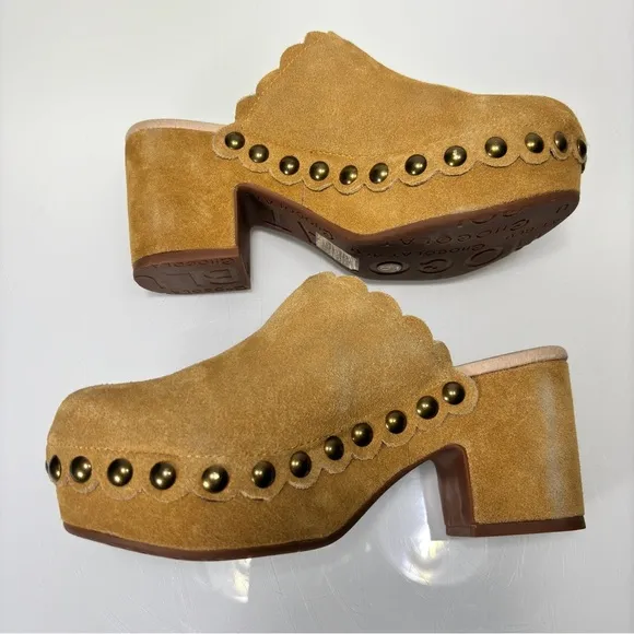 Chocolat Blu Gemini Scalloped Studded Tan Suede Heeled Clogs Size 6