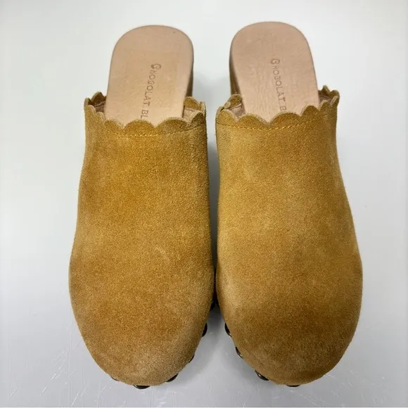 Chocolat Blu Gemini Scalloped Studded Tan Suede Heeled Clogs Size 6