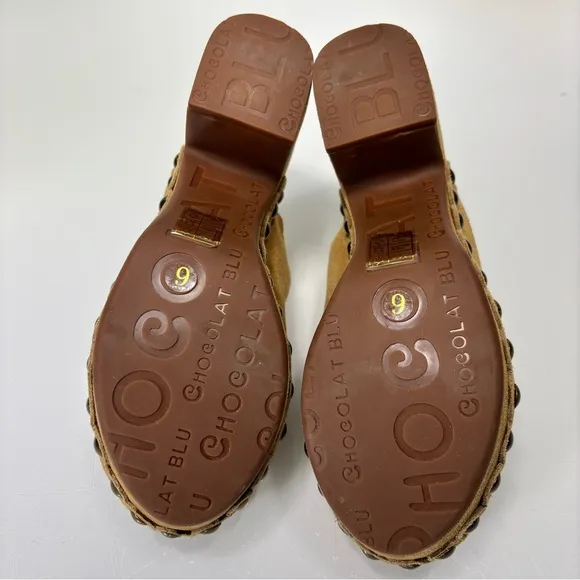 Chocolat Blu Gemini Scalloped Studded Tan Suede Heeled Clogs Size 6