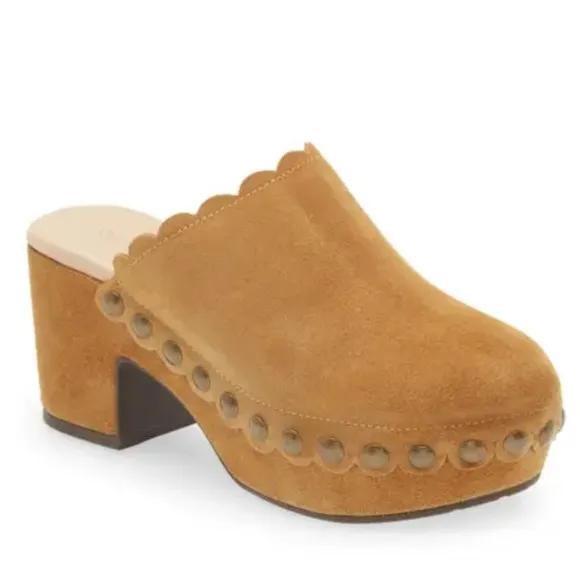 Chocolat Blu Gemini Scalloped Studded Tan Suede Heeled Clogs Size 6