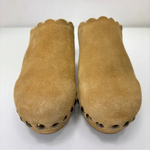 Chocolat Blu Gemini Scalloped Studded Tan Suede Heeled Clogs Size 6