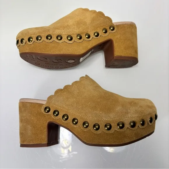 Chocolat Blu Gemini Scalloped Studded Tan Suede Heeled Clogs Size 6