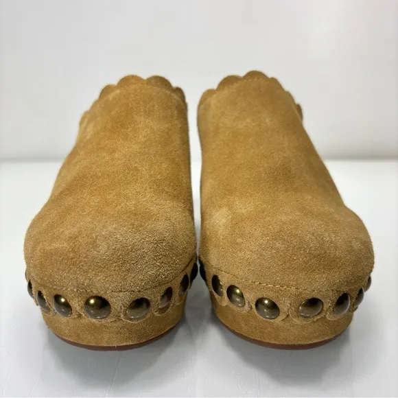 Chocolat Blu Gemini Scalloped Studded Tan Suede Heeled Clogs Size 6