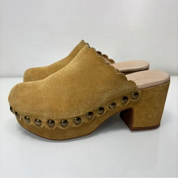 Chocolat Blu Gemini Scalloped Studded Tan Suede Heeled Clogs Size 6