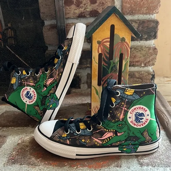 Converse Dinoverse Juniors size 3 new in box