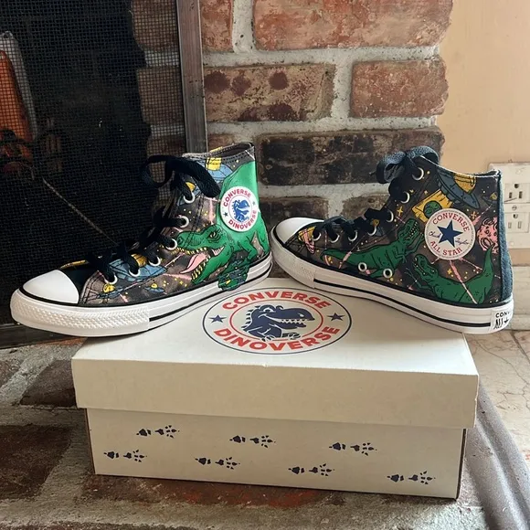 Converse Dinoverse Juniors size 3 new in box