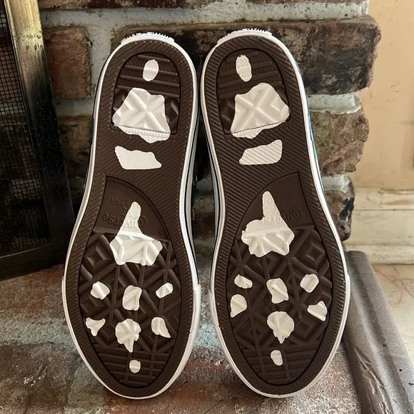 Converse Dinoverse Juniors size 3 new in box