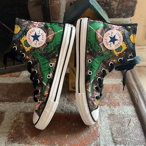 Converse Dinoverse Juniors size 3 new in box
