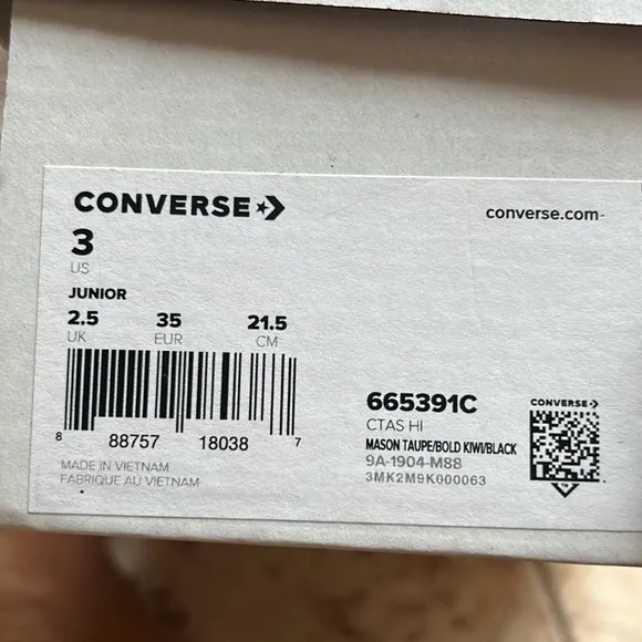 Converse Dinoverse Juniors size 3 new in box
