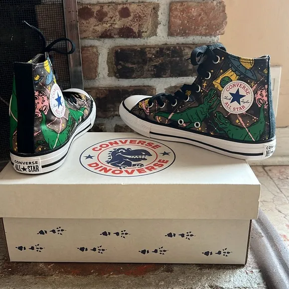 Converse Dinoverse Juniors size 3 new in box