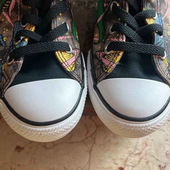 Converse Dinoverse Juniors size 3 new in box