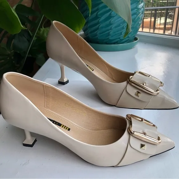 CREAM leather point toe gold buckle kitten heel shoe 8