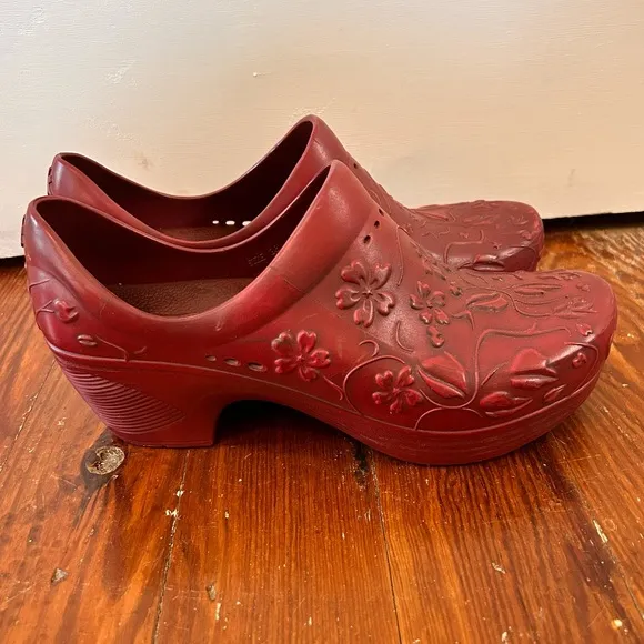 Dansko Pixie Women's Clogs In Deep Red Garden Shoes Outdoor Floral