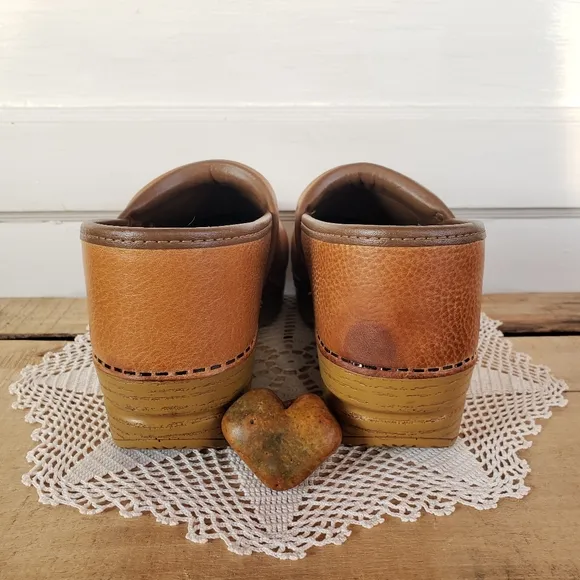 Dansko Pro Honey Clogs Burnished Distressed Leather Cottage Boho Coastal 7.5-8