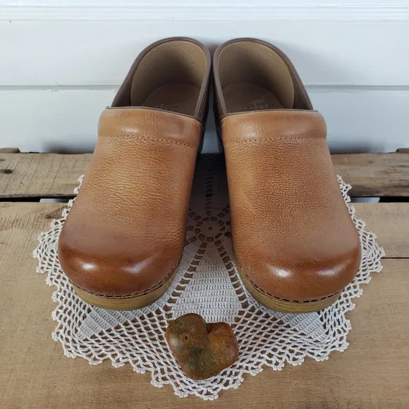 Dansko Pro Honey Clogs Burnished Distressed Leather Cottage Boho Coastal 7.5-8