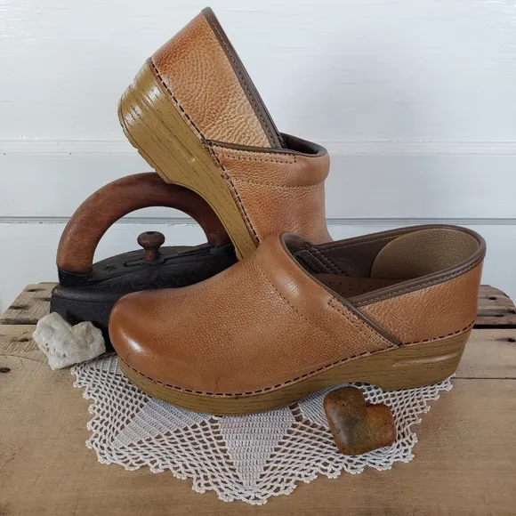 Dansko Pro Honey Clogs Burnished Distressed Leather Cottage Boho Coastal 7.5-8