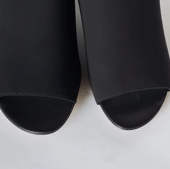 Donald J. Pliner Ellis Open Toe‎ Block Heel Mules.
