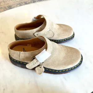 Dr. Martens Isham Desert Oasis Tan Suede Mules Comfort Unisex M8 W9 EU 41