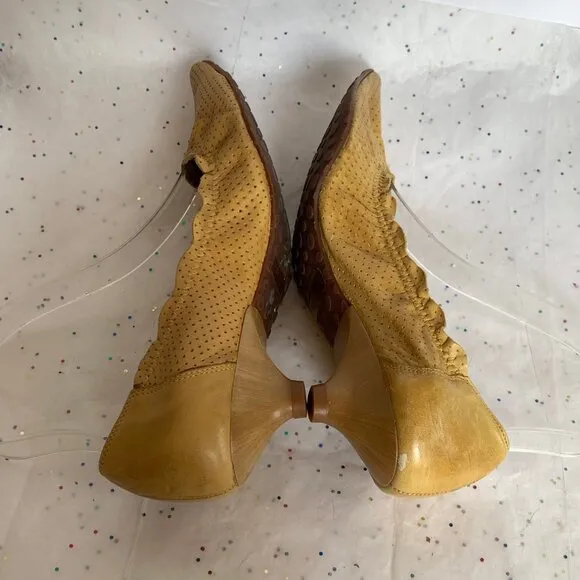 Dumond Yellow Perforated Y2K Elasticized Pointed toe Pumps Kitten Heels - Sz 6