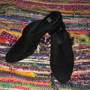 Eileen Fisher Black Closed Toe Suede Mules 1.75” heel Size 9.5