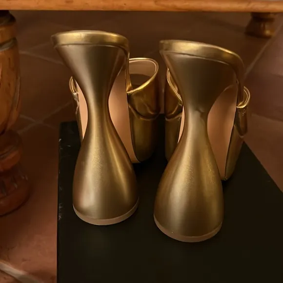 Elegant Gold Women's Platform Heels. Size: 6