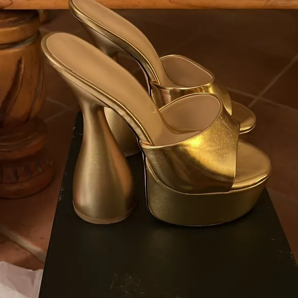 Elegant Gold Women's Platform Heels. Size: 6