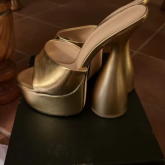 Elegant Gold Women's Platform Heels. Size: 6