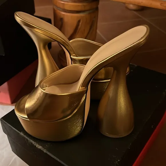 Elegant Gold Women's Platform Heels. Size: 6