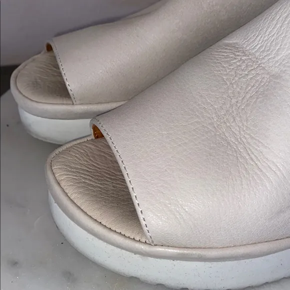 EUC L’AMOUR DES PIEDS Cream Genuine Leather Platform Mules Slip-Ons Peep Toe