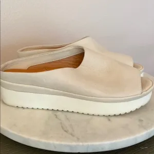 EUC L’AMOUR DES PIEDS Cream Genuine Leather Platform Mules Slip-Ons Peep Toe
