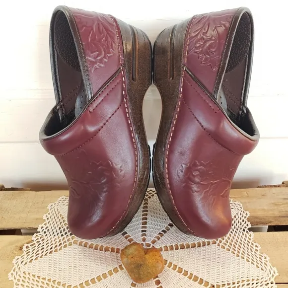 🌿FLASH🌟SALE🌿Floral Dansko Pro Clogs Red Wine Grape Leaf Embossed Leather Boho