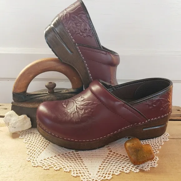 🌿FLASH🌟SALE🌿Floral Dansko Pro Clogs Red Wine Grape Leaf Embossed Leather Boho