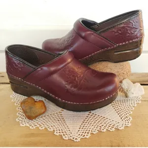 🌿FLASH🌟SALE🌿Floral Dansko Pro Clogs Red Wine Grape Leaf Embossed Leather Boho