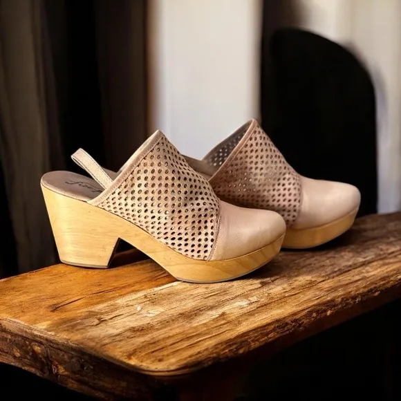 Free People NWB Size 38EU peach pearl the Logan Leather Clogs