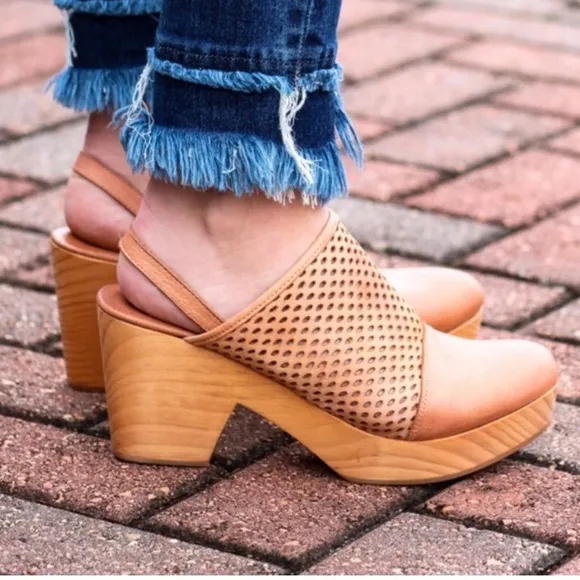 Free People NWB Size 38EU peach pearl the Logan Leather Clogs