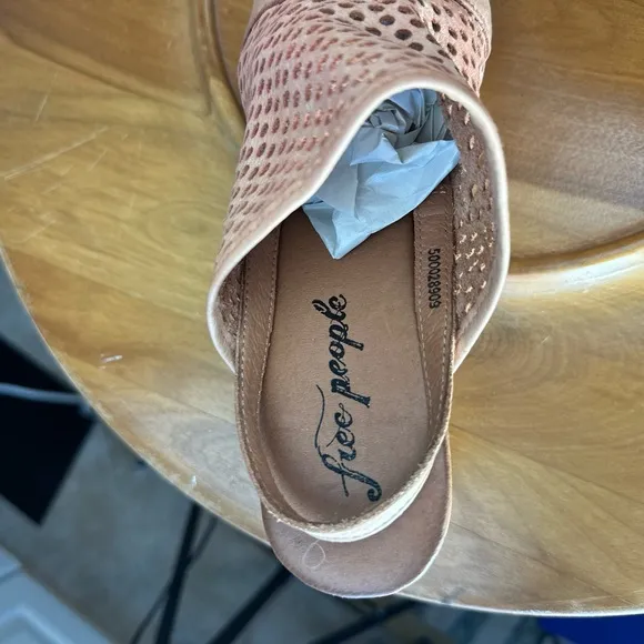 Free People NWB Size 38EU peach pearl the Logan Leather Clogs