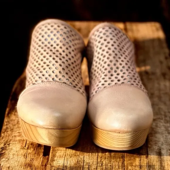 Free People NWB Size 38EU peach pearl the Logan Leather Clogs
