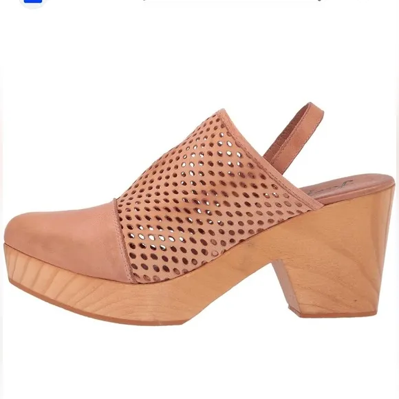 Free People NWB Size 38EU peach pearl the Logan Leather Clogs