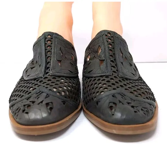 FREE PEOPLE Paramount Leather Mules Shoes Womens US 7.5 EU 38 Gray Laser Cut NEW