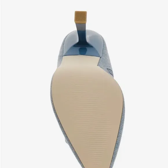 front lace-up closure with side zippered closure for easy on and off.