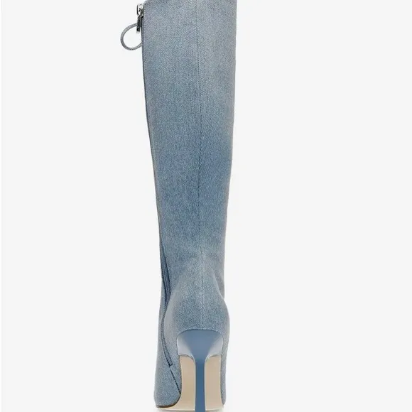 front lace-up closure with side zippered closure for easy on and off.