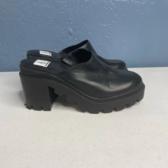 GB Gianni Bini Size 6 M End-Game Leather Black Lug Sole chunky close toe Mules