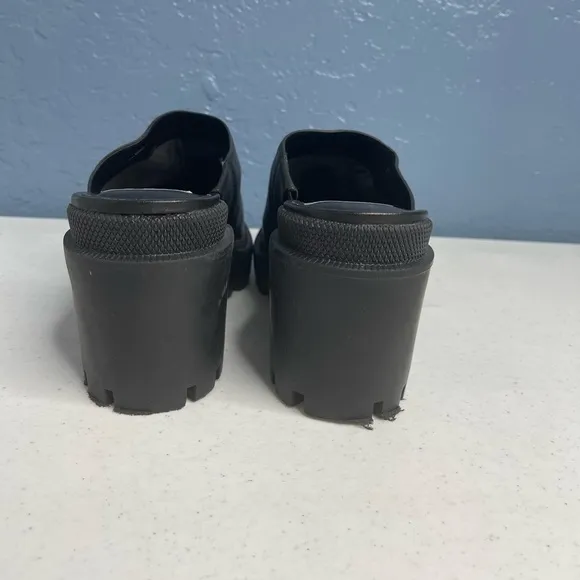 GB Gianni Bini Size 6 M End-Game Leather Black Lug Sole chunky close toe Mules