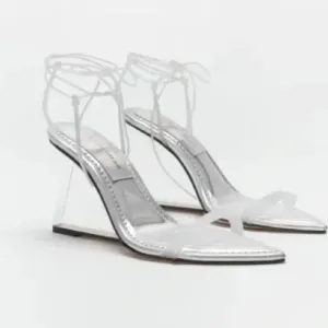 GOOD AMERICAN WOMEN’S CINDER-F*CKING-RELLA WEDGE in SILVER