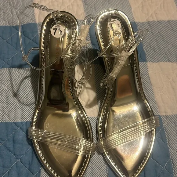 GOOD AMERICAN WOMEN’S CINDER-F*CKING-RELLA WEDGE in SILVER