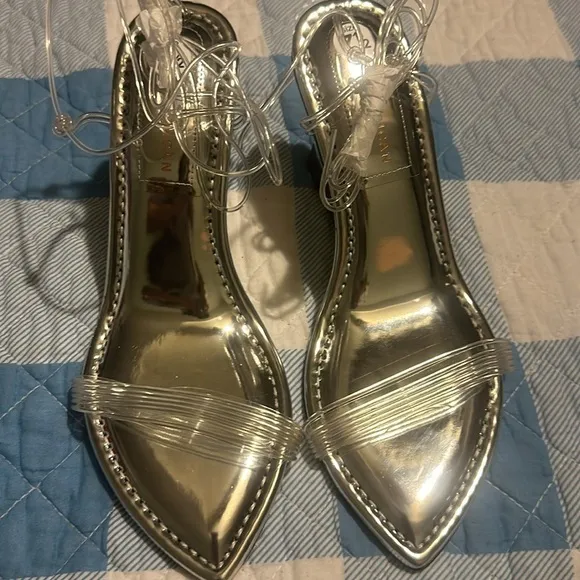 GOOD AMERICAN WOMEN’S CINDER-F*CKING-RELLA WEDGE in SILVER