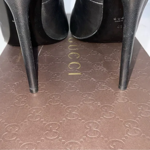 GUCCI Black Leather Logo Pointed toe Heels
