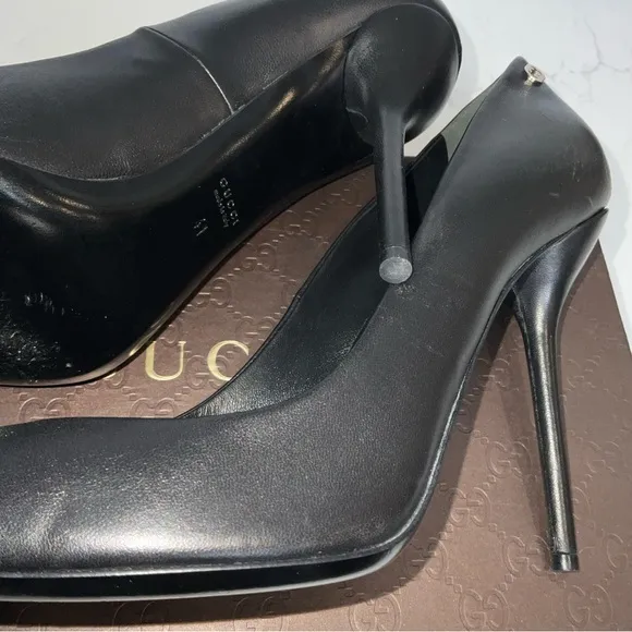 GUCCI Black Leather Logo Pointed toe Heels